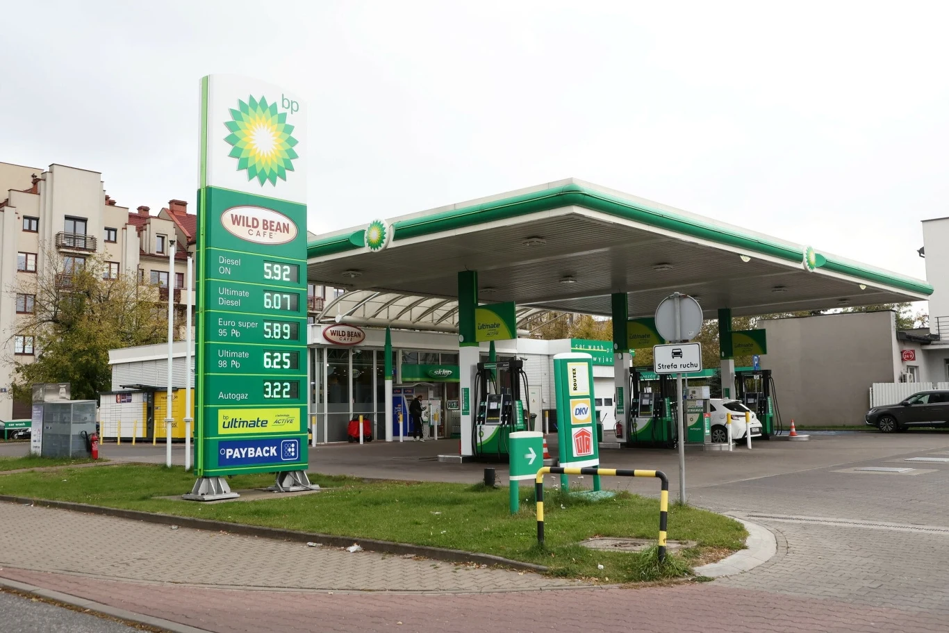 Osoby tankujące benzynę i olej napędowy za każde kolejne (z pięciu) tankowanie otrzymają kupon, który zapewniać będzie coraz wyższy rabat - od 25 gr/l do 45 gr/l. Od 1 lutego wielkie zmiany na stacjach BP.