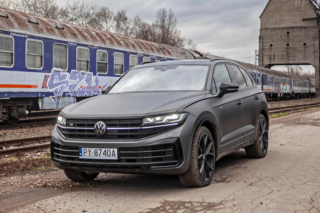 Modernizacja nie zmieniła znacząco Volkswagena Touarega. Czarne detale i matowy lakier wyróżniają wersję R, ale także R-Line