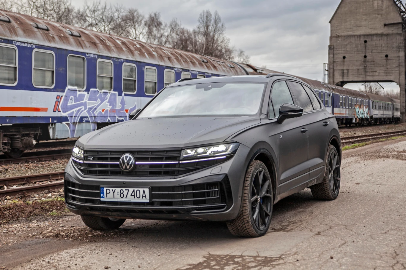 Modernizacja nie zmieniła znacząco Volkswagena Touarega. Czarne detale i matowy lakier wyróżniają wersję R, ale także R-Line Modernizacja nie zmieniła znacząco Volkswagena Touarega. Czarne detale i matowy lakier wyróżniają wersję R, ale także R-Line