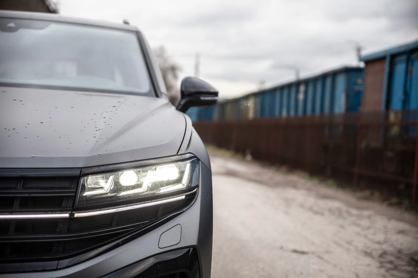 Odświeżonego Touarega najłatwiej rozpoznać po nowych reflektorach