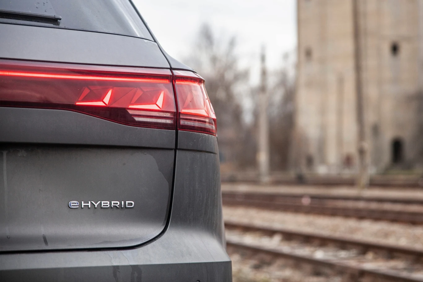 Nowe światła to jedyna zmiana z tyłu, jaka pojawiła się w Touaregu po face liftingu