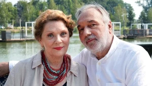 Józefina (Elżbieta Jarosik) zaręczy się z Andrzejem (Leon Charewicz) 