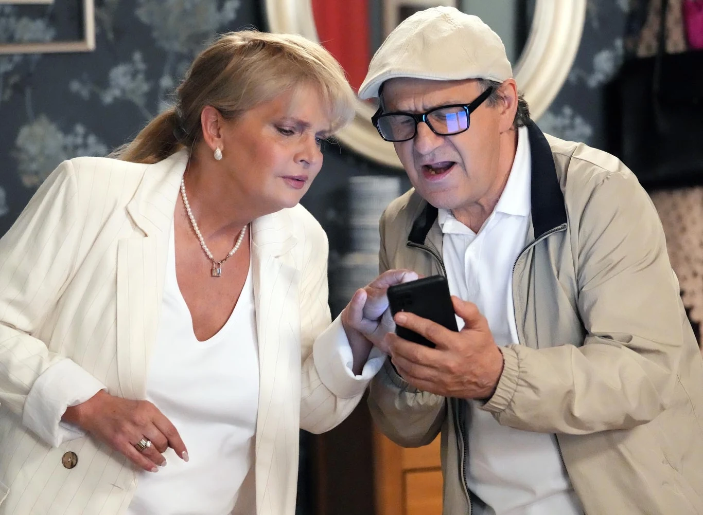 Warto było trochę pointrygować - powie Jerzemu (Bronisław Wrocławski) Małgorzata (Adrianna Biedrzyńska)