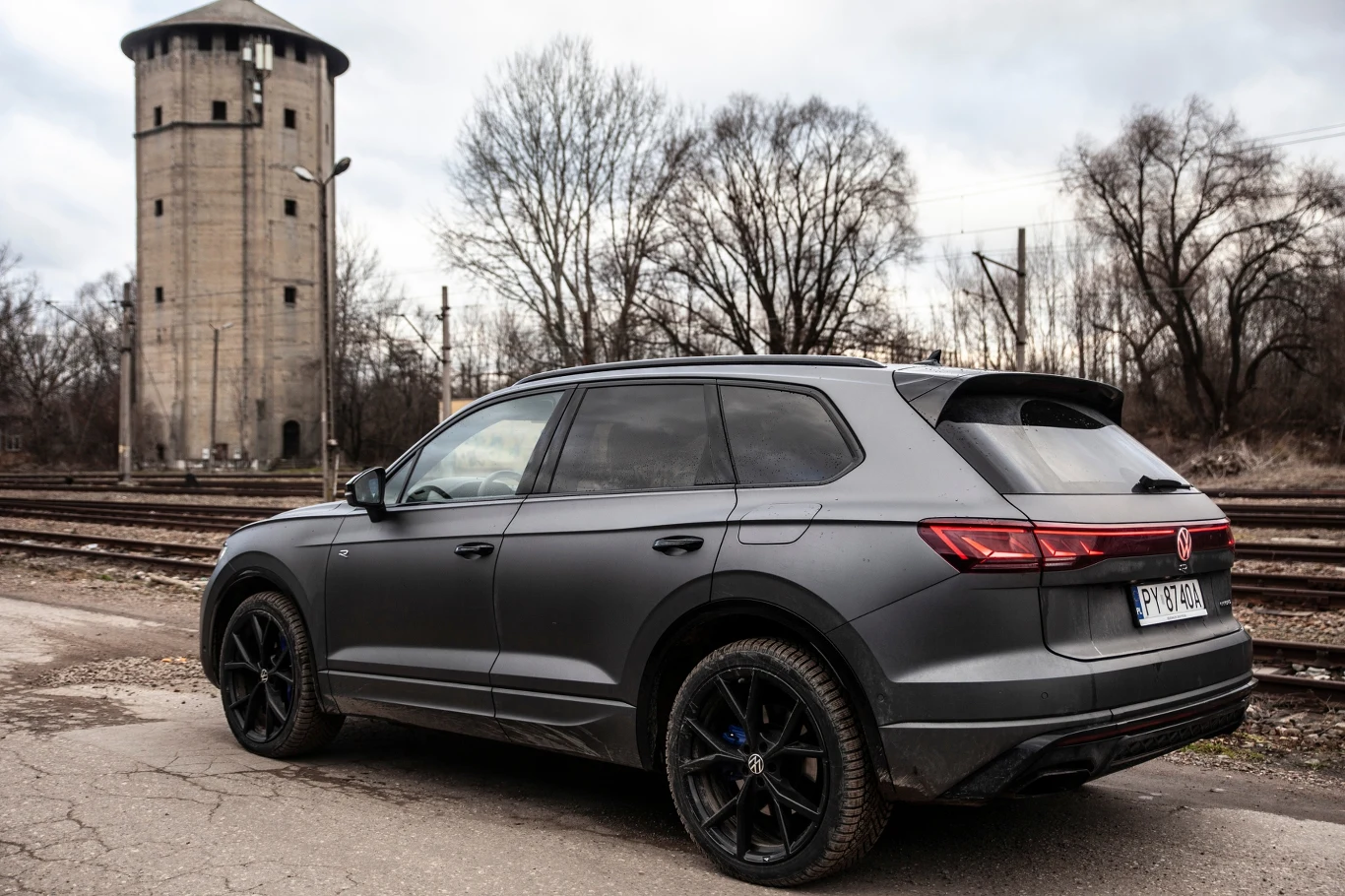 Volkswagen Touareg po face liftingu ma teraz podświetlone logo z tyłu