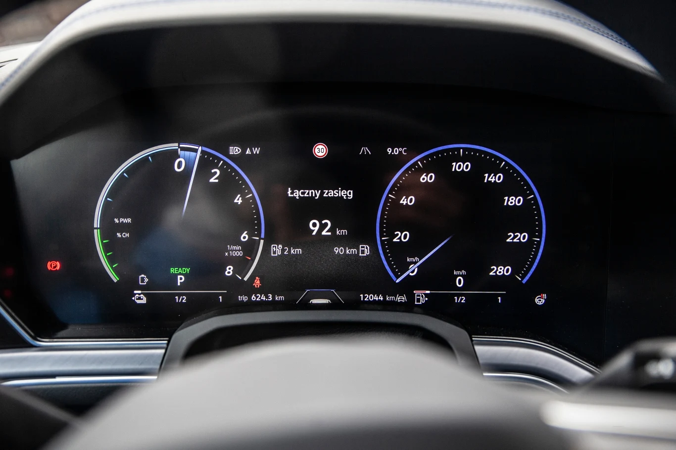 Zmodernizowany Touareg otrzymał także nowe wirtualne zegary