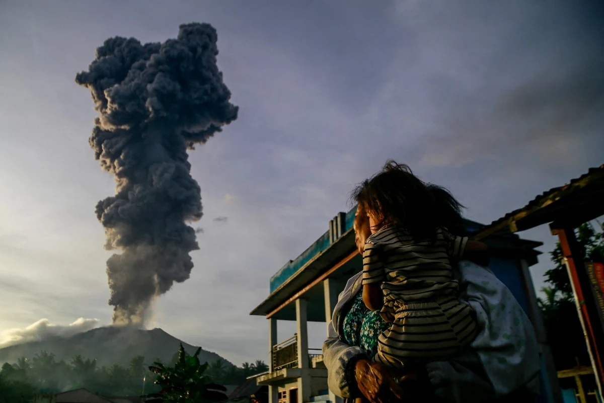 Erupcja wulkanu Ibu na wyspie Halmahera w Indonezji. Trwa ewakuacja 3 tys. osób Erupcja wulkanu Ibu na wyspie Halmahera w Indonezji. Trwa ewakuacja 3 tys. osób