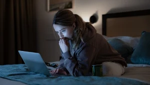 Kaitlyn Dever w serialu "Ocet jabłkowy"