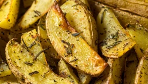 Miękkie, delikatne w środku, chrupiące. Musisz przygotować te łódeczki ziemniaczane