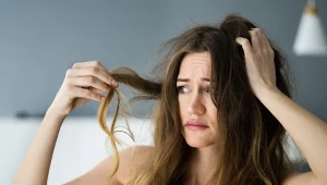 Puszące się włosy wyglądają jak siano? Domowy sposób wygładzi kosmyki