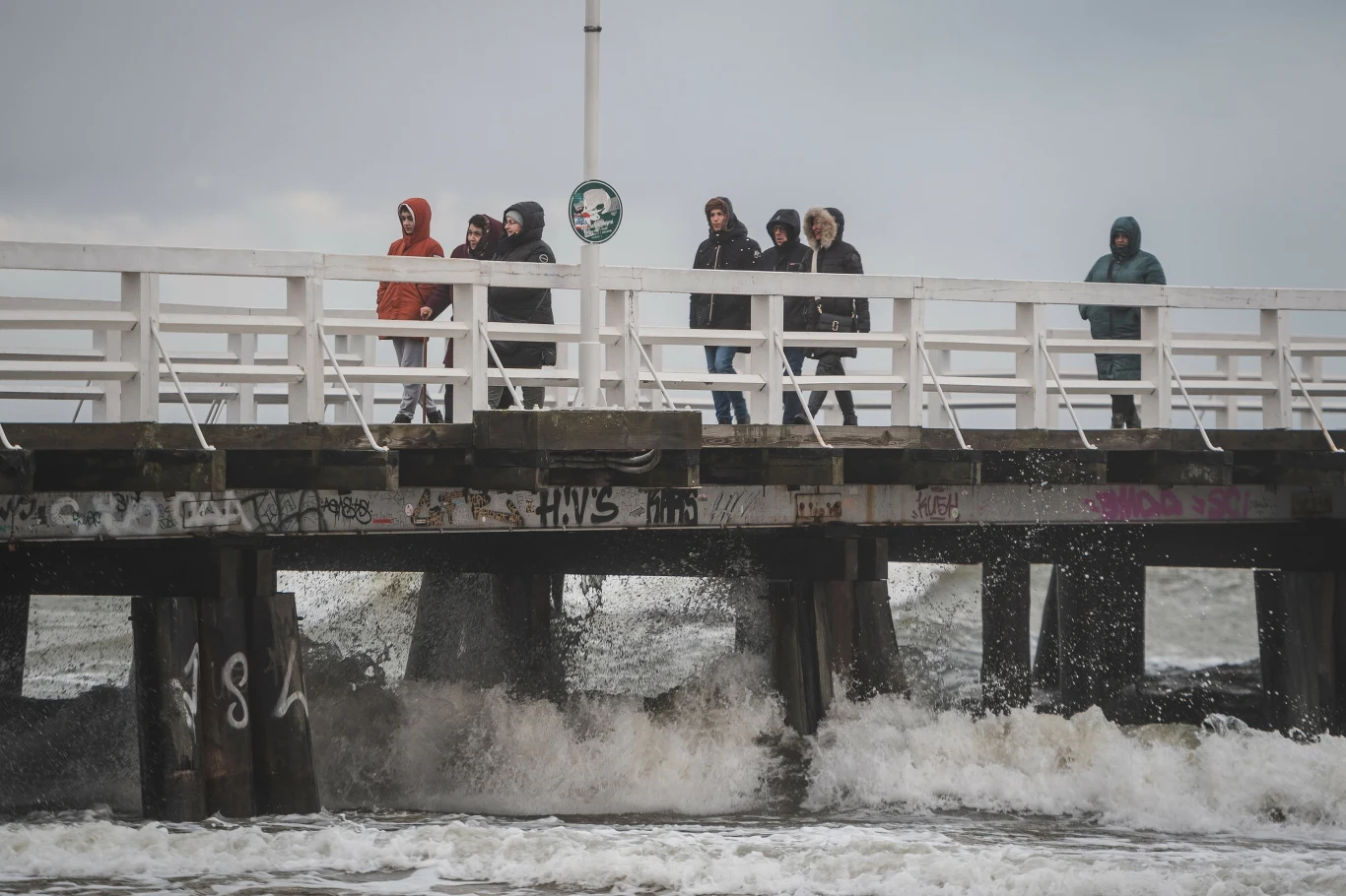 Sopockie molo w czasie sztormu nad Bałtykiem Sopockie molo w czasie sztormu nad Bałtykiem