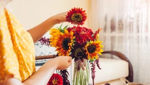 Zrób to z bukietem na Dzień Babci. Kwiaty postoją 2 razy dłużej 