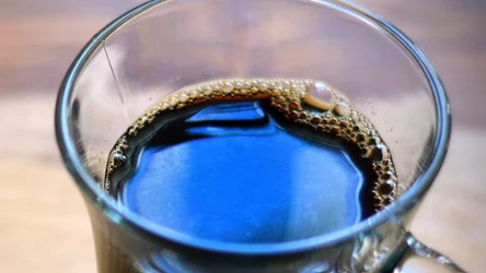 Czy można pić herbatę z tęczowym kożuchem i pianą? Na szczęście to nic groźnego