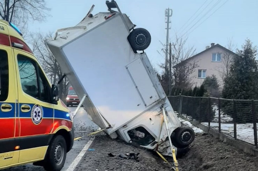 Samochód zatrzymał się w rowie na kabinie pasażerskiej