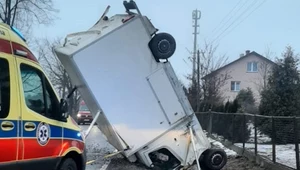 Niezwykłe zdarzenie na drodze. Bus wpadł do rowu i stanął "na nosie"