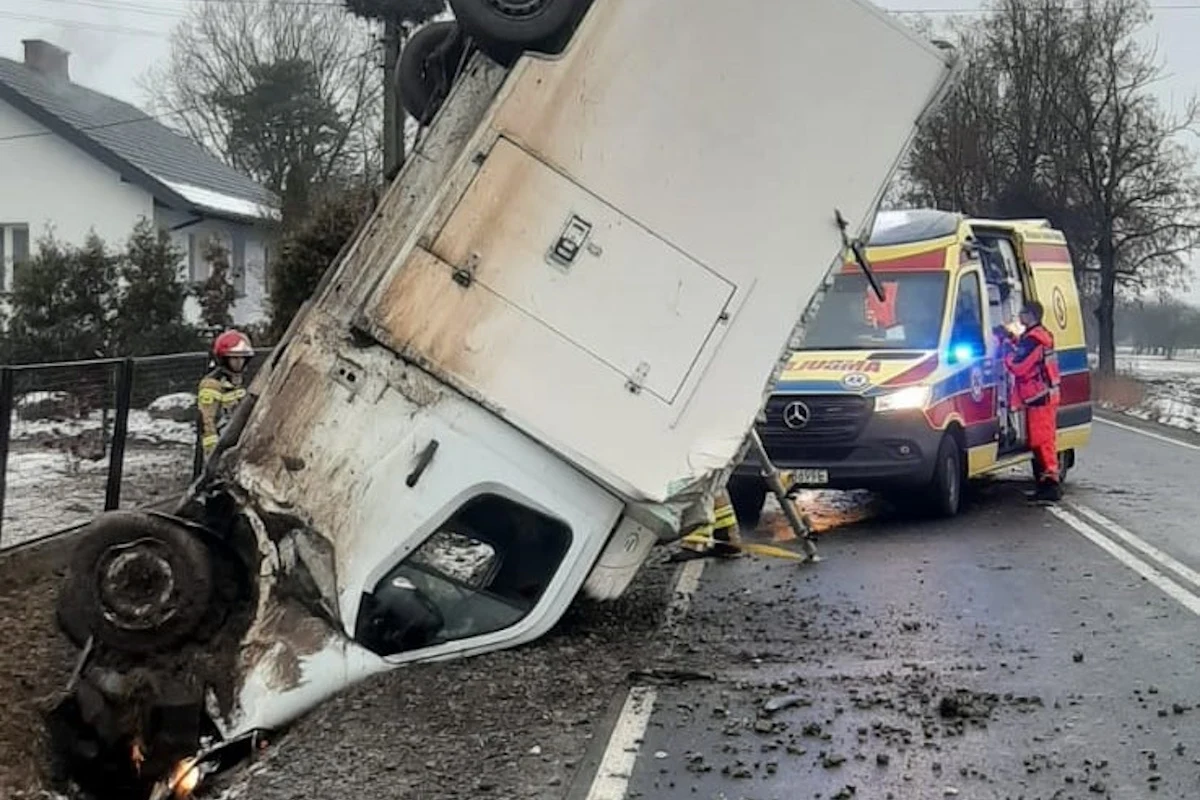 Kierujący i pasażerka busa trafili do szpitala