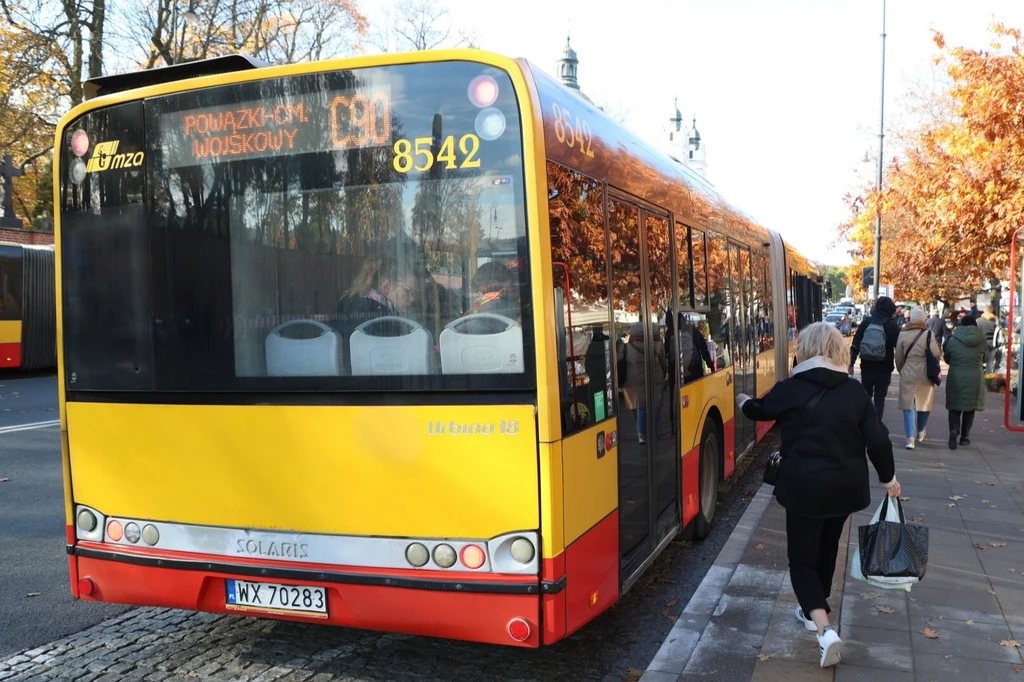 Kiedy kierowcy muszą przepuścić autobus?