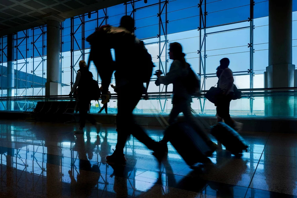 Złożenie wniosku o odszkodowanie za opóźniony lot Wizz Air do firmy specjalizującej się w odzyskiwaniu odszkodowań, jak AirCashBack, ma kilka istotnych zalet