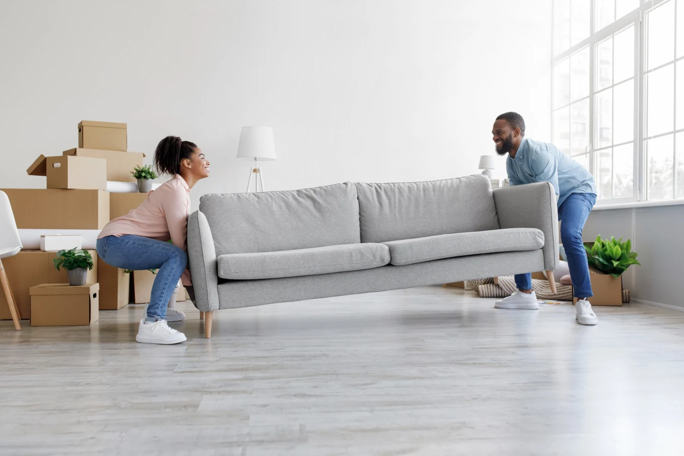 ​Szare kanapy odchodzą do lamusa. Nadchodzą odważne kolory w salonie