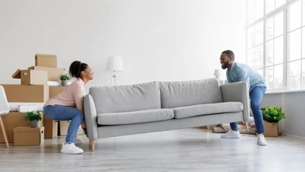 ​Szare kanapy odchodzą do lamusa. Nadchodzą odważne kolory w salonie