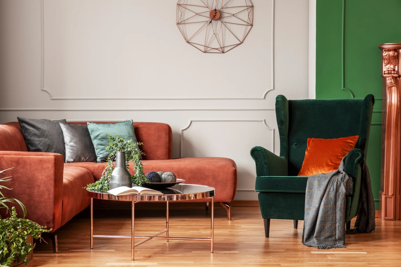 ​Szare kanapy odchodzą do lamusa. Nadchodzą odważne kolory w salonie