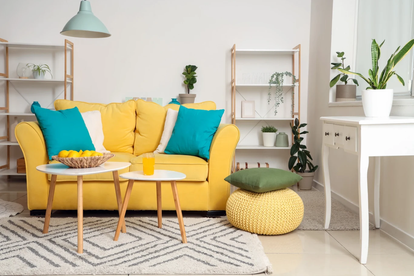 ​Szare kanapy odchodzą do lamusa. Nadchodzą odważne kolory w salonie