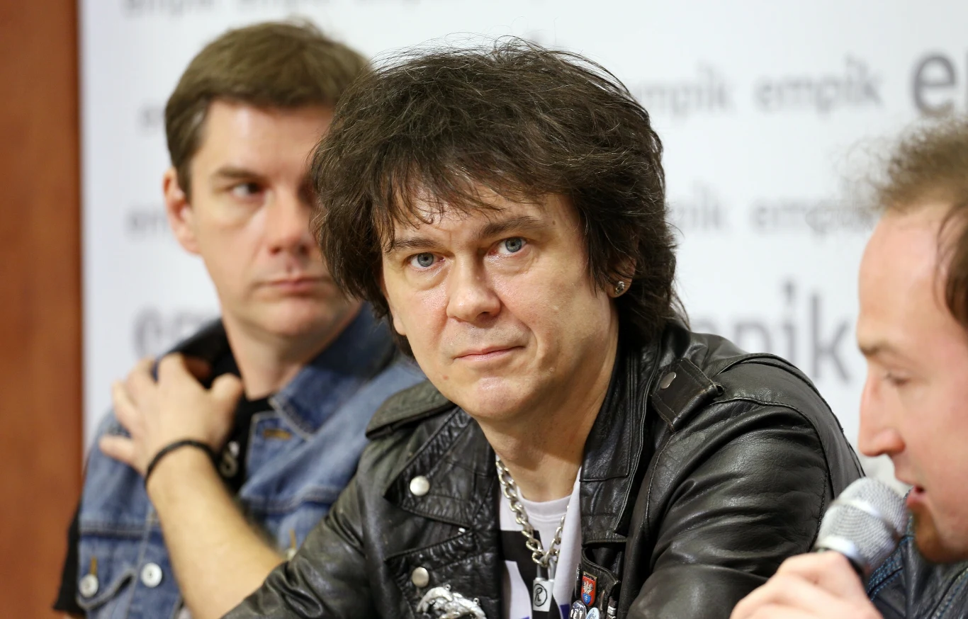 Robert Szymański jest wokalistą i współzałożycielem Sexbomby Robert Szymański jest wokalistą i współzałożycielem Sexbomby