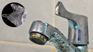 Zaczęłam czyścić kran reklamówką. To dziwne, ale kamień i osad same odpadają