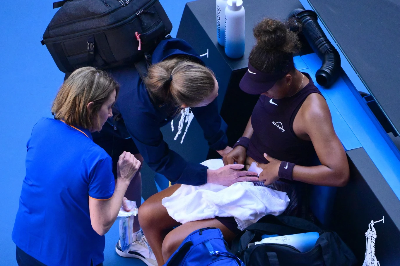 Naomi Osaka nie dokończyła spotkania z Belindą Bencic, poddała je po pierwszym secie Naomi Osaka nie dokończyła spotkania z Belindą Bencic, poddała je po pierwszym secie