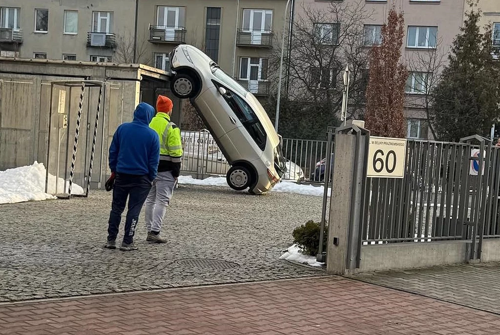 W Krakowie kierowca Hondy zaparkował na dachu windy / fot. Patrol998-Małopolska / Pomoc Drogowa Kraków, Sprint-Car