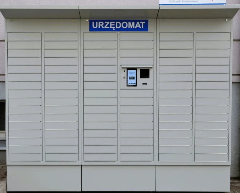 Urzędomat stoi przed starostwem, w skrytkach ukryte są dokumentu gotowe do odbioru Urzędomat stoi przed starostwem, w skrytkach ukryte są dokumentu gotowe do odbioru