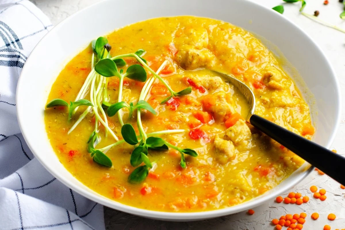 Zupa z kurkumą ma wiele właściwości zdrowotnych Zupa z kurkumą ma wiele właściwości zdrowotnych