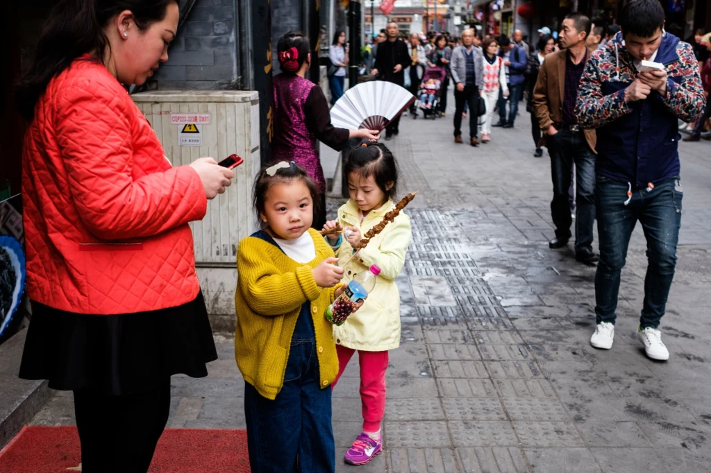 Chiny odnotowały trzeci rok z rzędu ujemny przyrost naturalny mimo niewielkiego wzrostu liczby urodzeń. Populacja Chin się kurczy