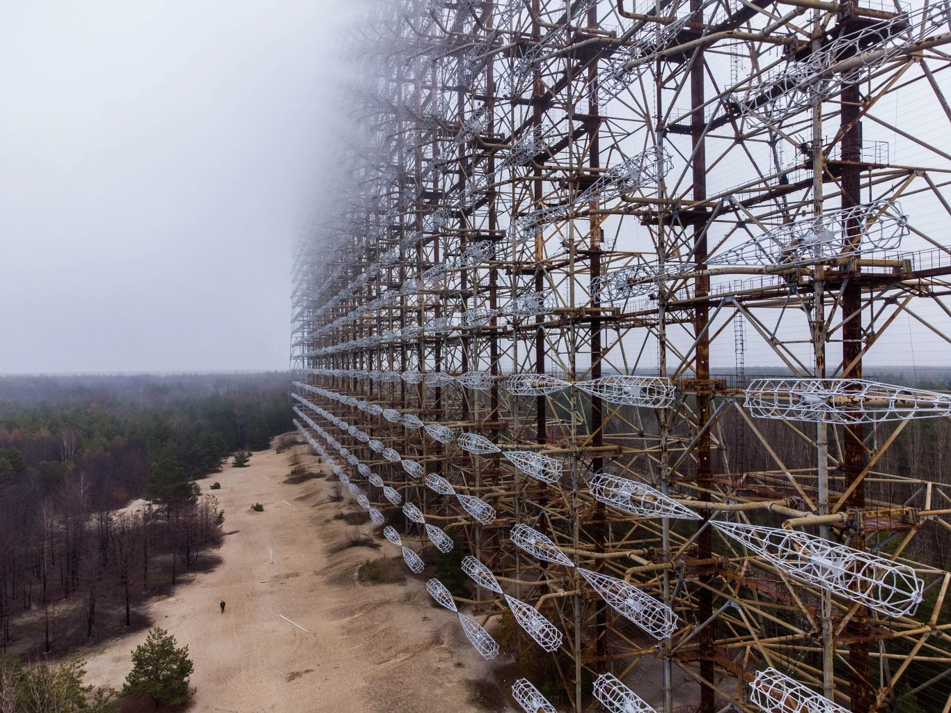 Duga miała chronić Moskwę przed atakiem nuklearnym. Dziś jest popularnym obiektem dla turystów Duga miała chronić Moskwę przed atakiem nuklearnym. Dziś jest popularnym obiektem dla turystów