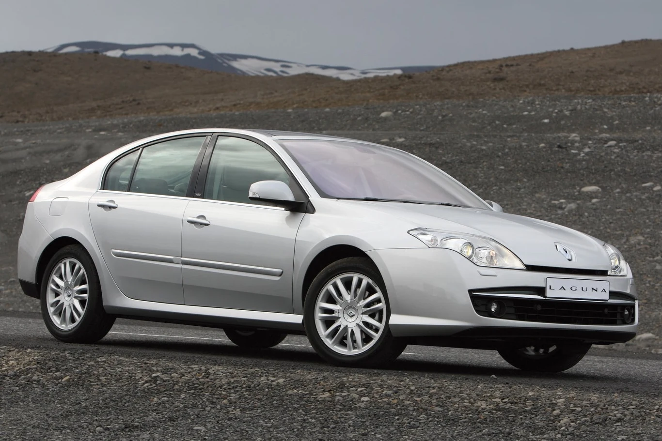 Jeśli decydujemy się na zakup Renault Laguny trzeciej generacji, powinniśmy odpuścić sobie egzemplarze z silnikami wysokoprężnymi.