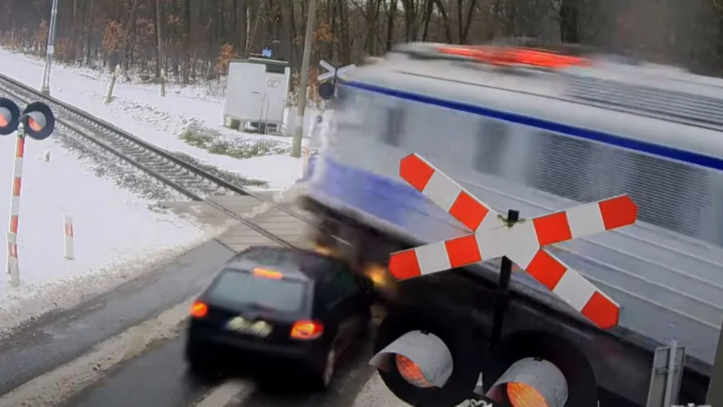 Zrzut ekranu z wideo, na którym zarejestrowano moment wypadku 