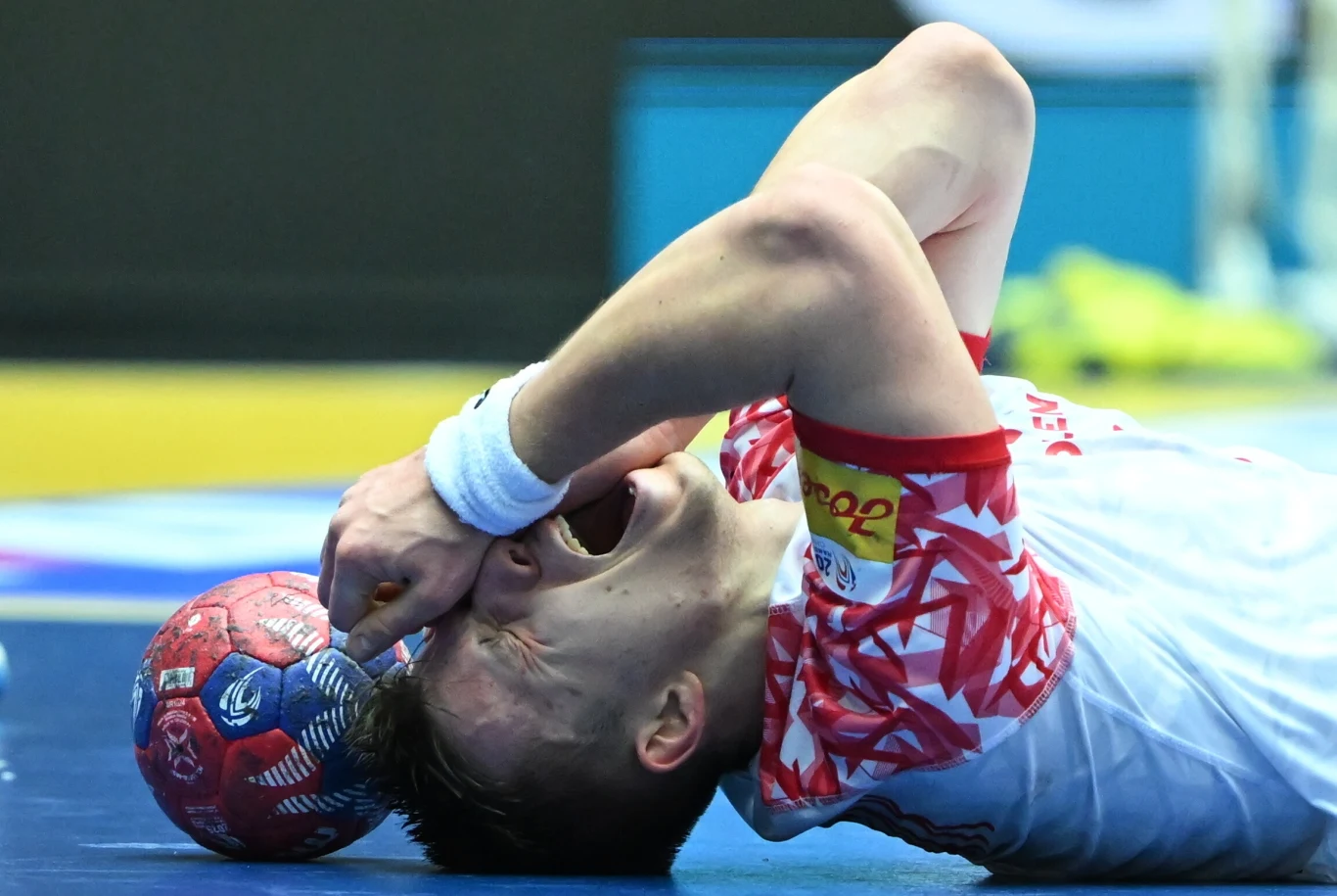 Michał Olejniczak sfaulowany przez Mateja Havrana - Czech zobaczył czerwoną kartkę Michał Olejniczak sfaulowany przez Mateja Havrana - Czech zobaczył czerwoną kartkę