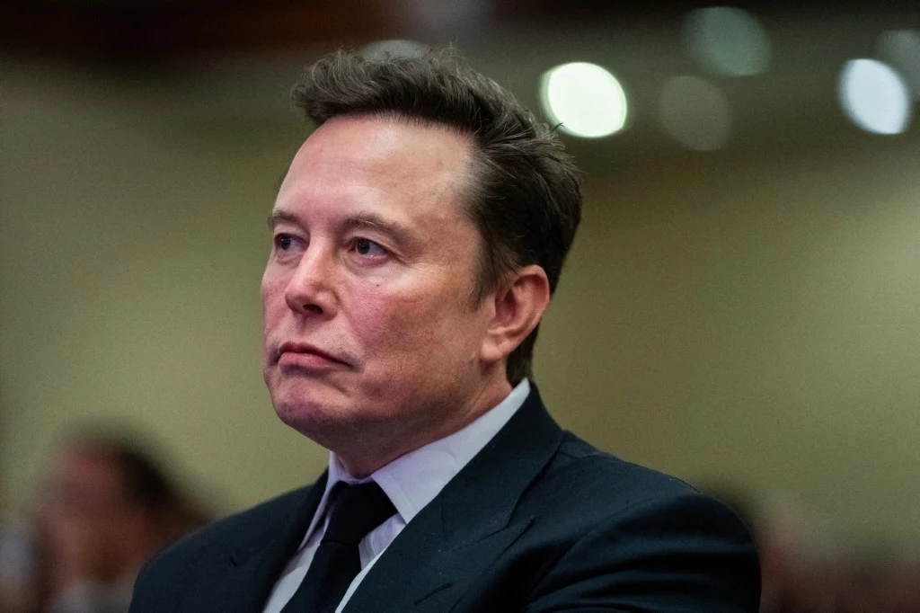 Elon Musk zwolnił urzędników-stażystów. Sąd nakazał przywrócić ich do pracy