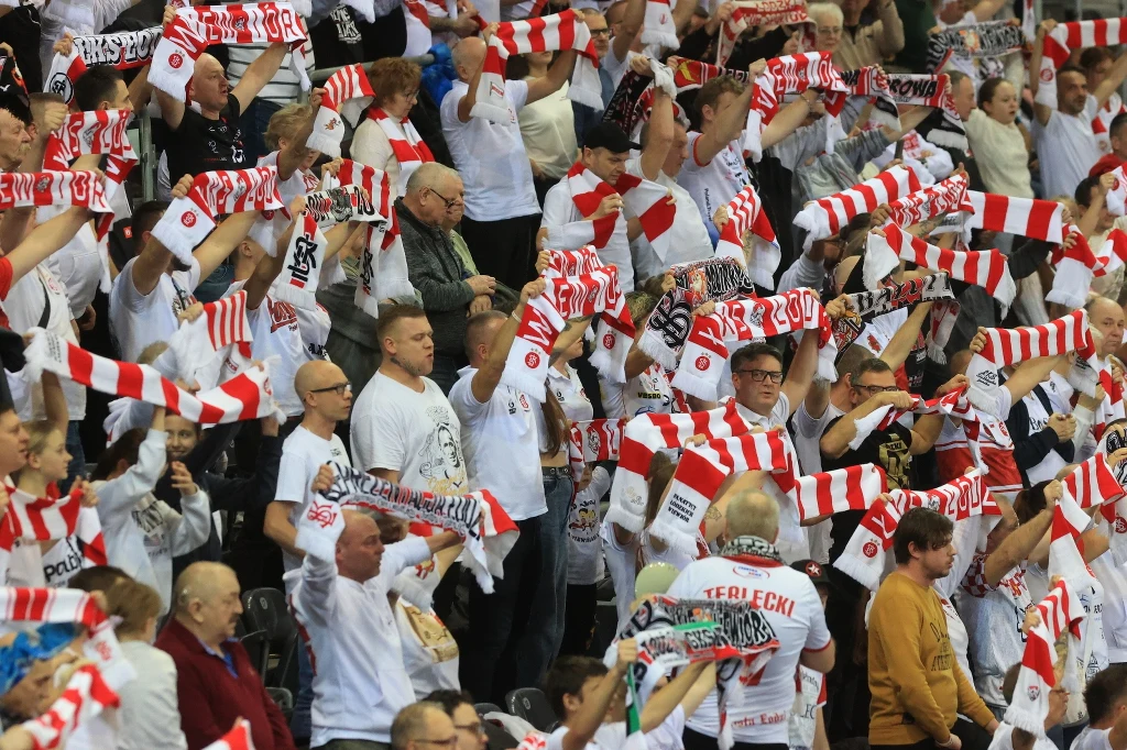 Kibice ŁKS Commercecon podczas siatkarskich derbów Łodzi Kibice ŁKS Commercecon podczas siatkarskich derbów Łodzi