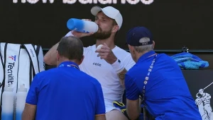 Corentin Moutet przyjmujący pomoc fizjoterapeutów po skurczach mięśni, 18.01.2025 r.