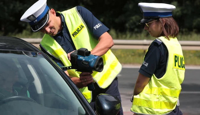 Kierowcy przekraczający prędkość za znakiem D-42 muszą liczyć się z ryzykiem utraty prawa jazdy