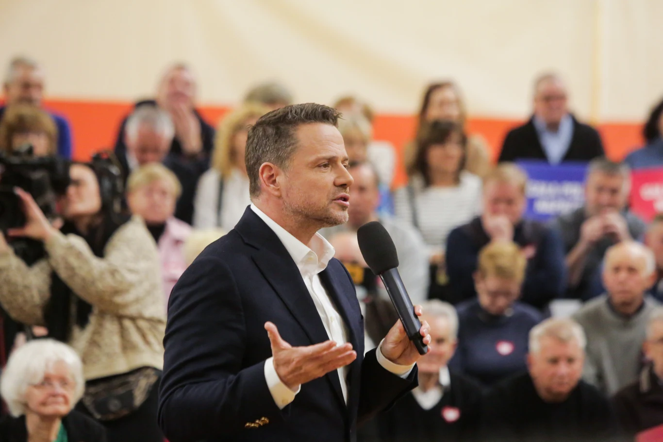 Rafał Trzaskowski odpowiedział młodemu mężczyźnie. Doszło do wymiany zdań Rafał Trzaskowski odpowiedział młodemu mężczyźnie. Doszło do wymiany zdań