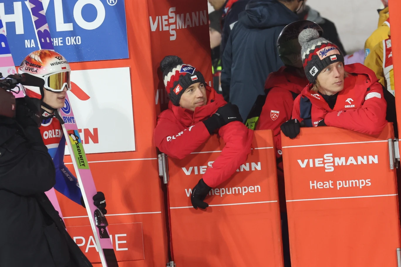 Paweł Wąsek (po lewej) wraz z Kamile Stochem (środek) i Dawidem Kubackim