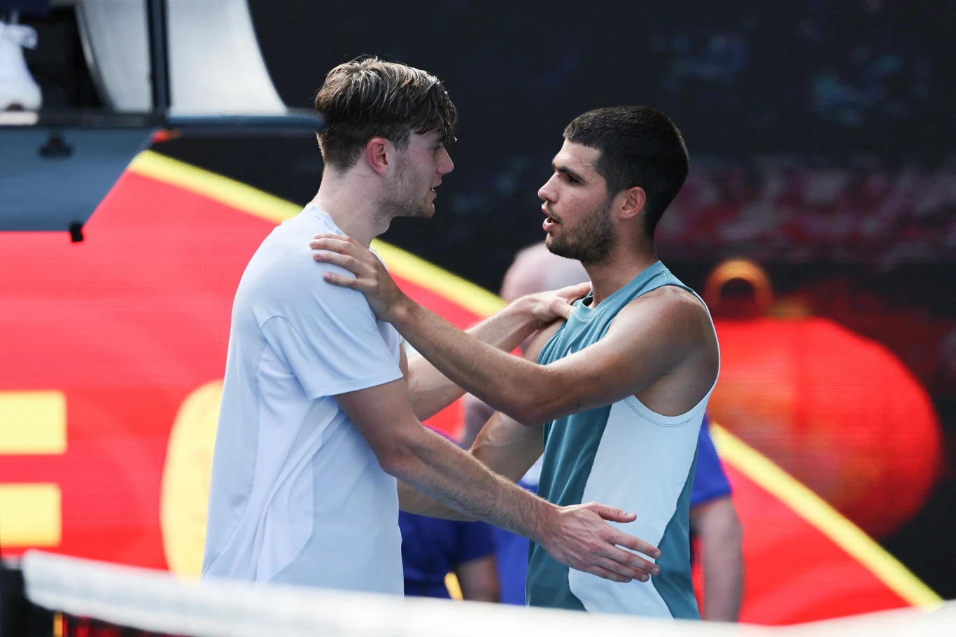 Wyczerpany Jack Draper podziękował za grę po drugim secie w meczu z Carlosem Alcarazem. Hiszpan zrewanżował się za porażkę w Queen's Clubie Wyczerpany Jack Draper podziękował za grę po drugim secie w meczu z Carlosem Alcarazem. Hiszpan zrewanżował się za porażkę w Queen's Clubie