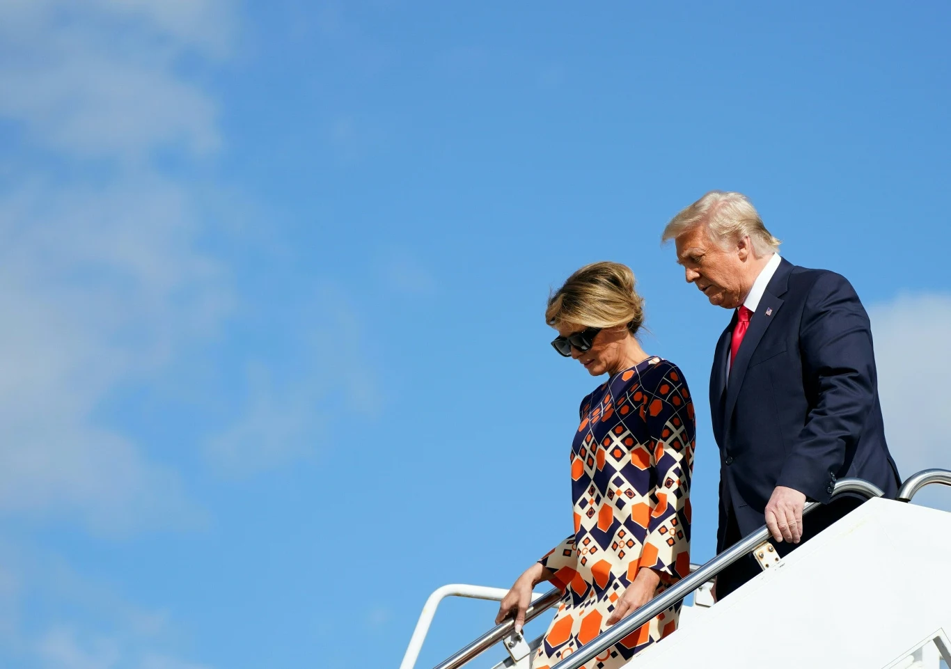 Melania i Donald Trump opuszczają Biały Dom