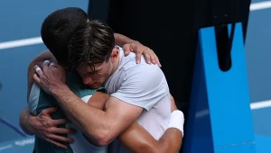 Wyczerpany Jack Draper chciał powalczyć o ćwierćfinał AO, ale po drugim secie poddał spotkanie z Carlosem Alcarazem