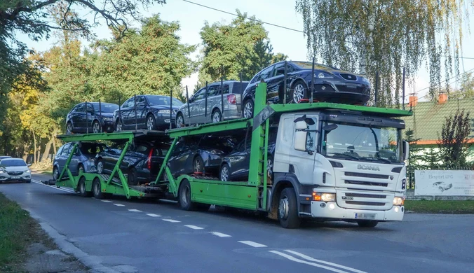 Jak zarejestrować samochód sprowadzony z zagranicy? Ile wynosi akcyza? Tłumaczymy