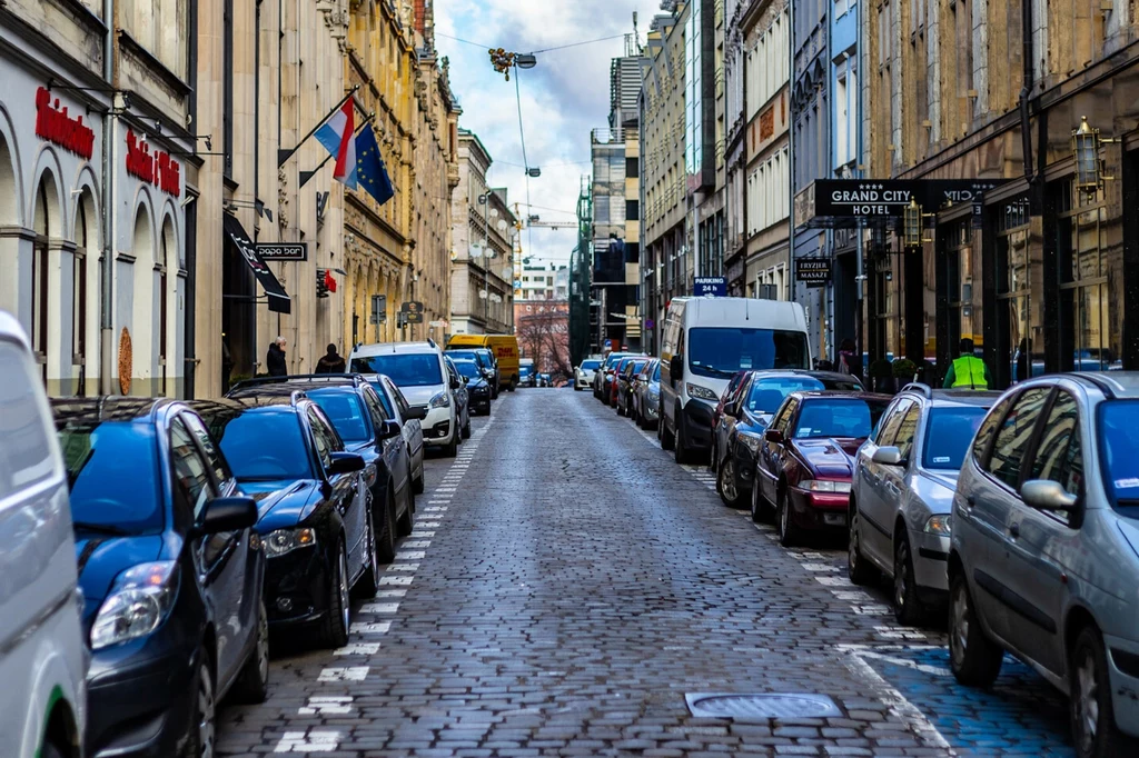 W miastach coraz częściej trafiamy na ulice jednokierunkowe. Wywołane nimi nadkładanie drogi ma skłonić kierowców do rezygnacji z samochodów