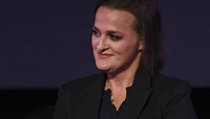 Elisabeth Finch, była scenarzystka serialu "Chrurdzy"