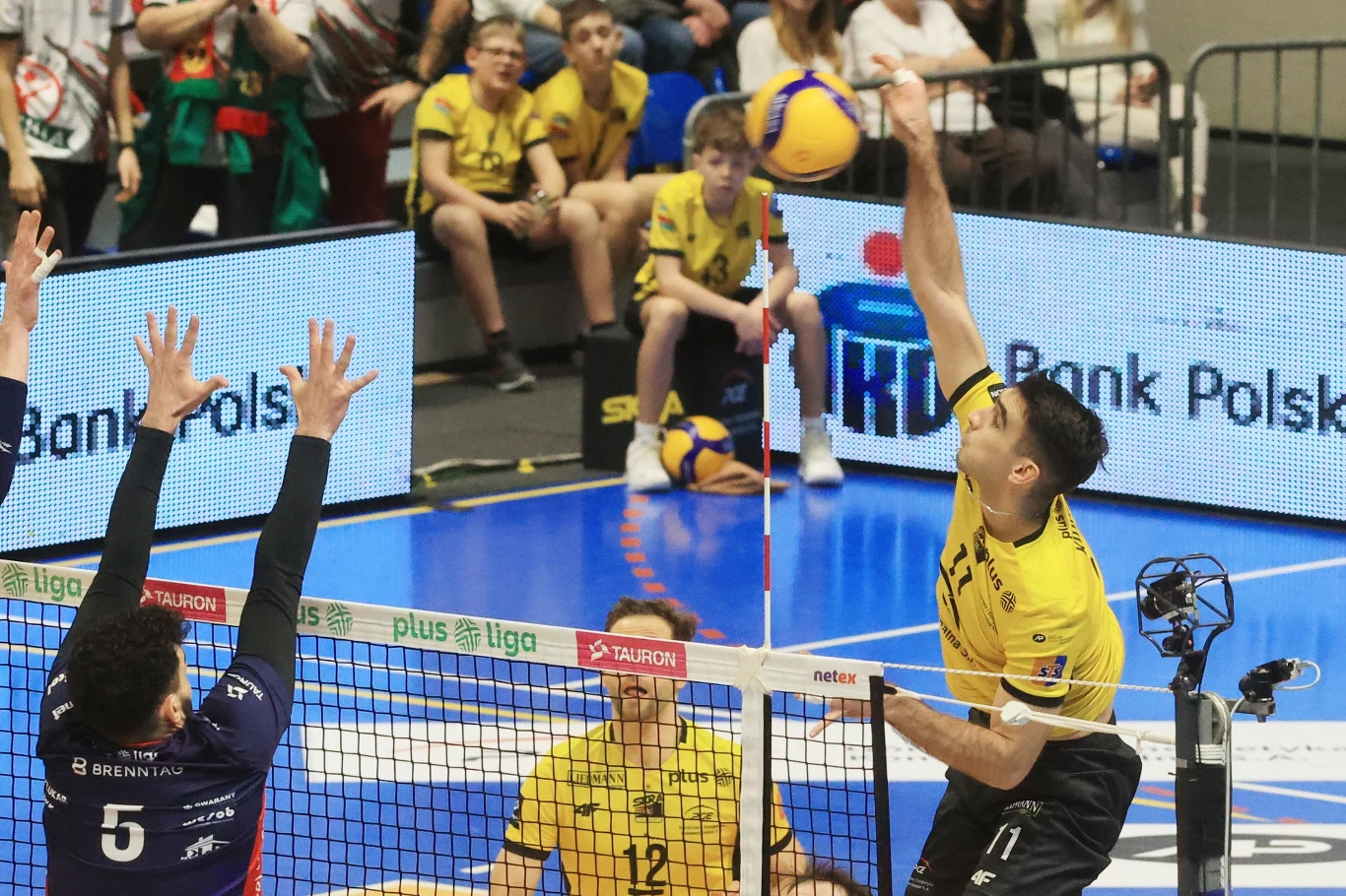 Miran Kujundzić atakuje w meczu Skra - ZAKSA Miran Kujundzić atakuje w meczu Skra - ZAKSA