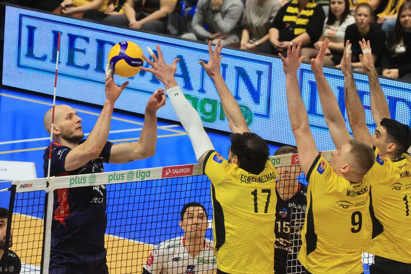 Bartosz Kurek i jego ZAKSA Kędzierzyn-Koźle stoczyli pięciosetowy bój z PGE GiEK Skrą Bełchatów Bartosz Kurek i jego ZAKSA Kędzierzyn-Koźle stoczyli pięciosetowy bój z PGE GiEK Skrą Bełchatów